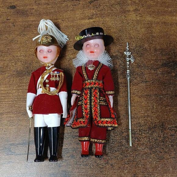 Vintage Royal Queens Guard & London Beefeater Roliing Eyes Dolls - Picture 4 of 4